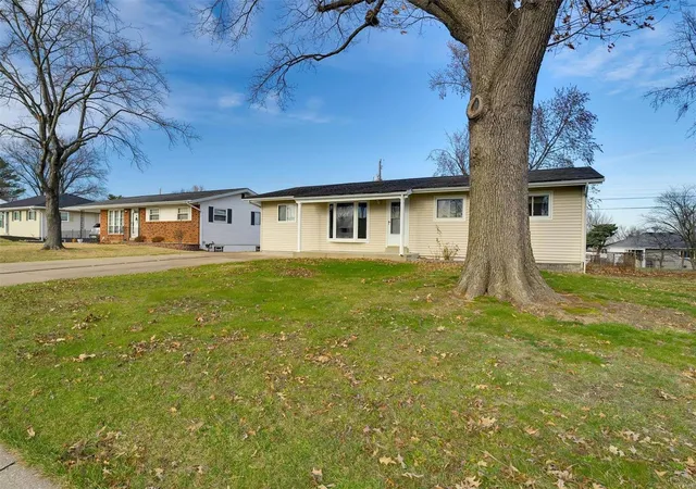 Photo 2 of Single family home for sale at 9511 Bobmar Dr, Saint Louis, MO 63123 | MLS# 25000444 | Listing updated on 2025-01-05