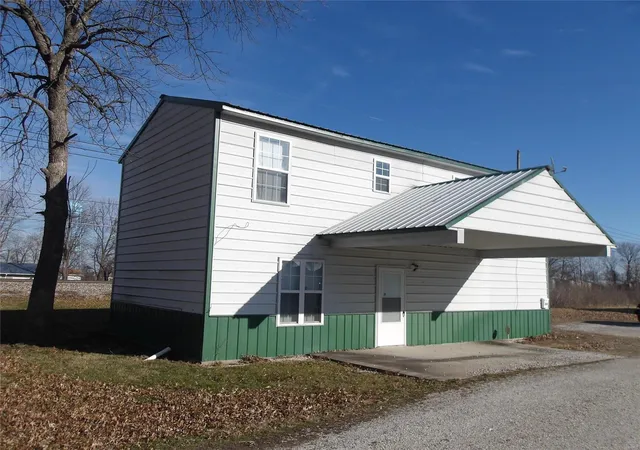 Photo 2 of Sale Pending at 203 Poplar Street, Montgomery City, MO 63361 | MLS# 25000480 | Listing updated on 2025-01-05