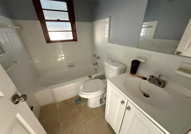 Photo 3 of Single family home for sale at 29 Godfrey Ln, Saint Louis, MO 63135 | MLS# 25000501 | Listing updated on 2025-01-07