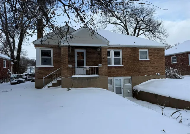Photo 1 of Single family home for sale at 9043 Pallardy Ln, Saint Louis, MO 63114 | MLS# 25000512 | Listing updated on 2025-01-07