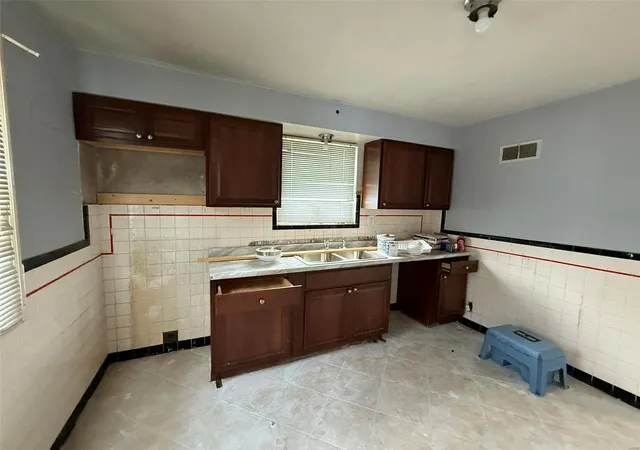Photo 2 of Single family home for sale at 9043 Pallardy Ln, Saint Louis, MO 63114 | MLS# 25000512 | Listing updated on 2025-01-07