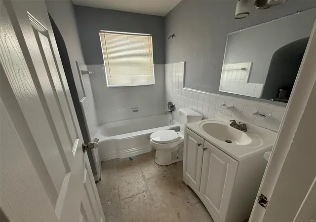 Photo 3 of Single family home for sale at 9043 Pallardy Ln, Saint Louis, MO 63114 | MLS# 25000512 | Listing updated on 2025-01-07