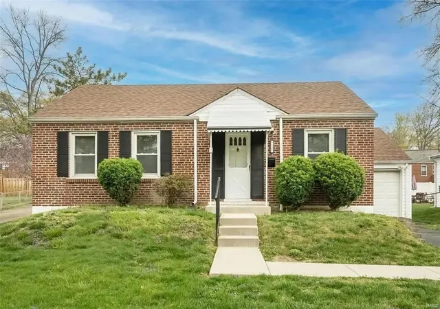 Photo 1 of Single family home for sale at 7125 Holly Hills Ave, Saint Louis, MO 63123 | MLS# 25000542 | Listing updated on 2025-01-04