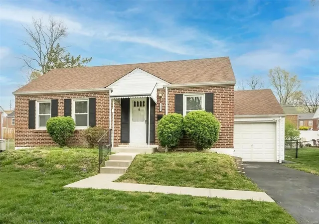 Photo 2 of Single family home for sale at 7125 Holly Hills Ave, Saint Louis, MO 63123 | MLS# 25000542 | Listing updated on 2025-01-04