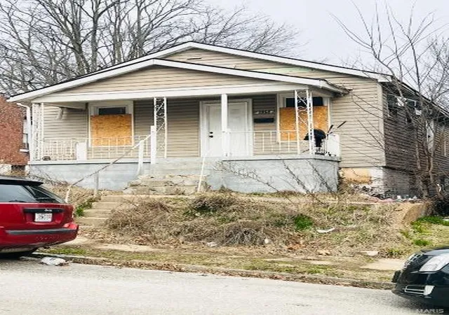Photo 2 of Single family home for sale at 825 Canaan Ave, Saint Louis, MO 63147 | MLS# 25000563 | Listing updated on 2025-01-04