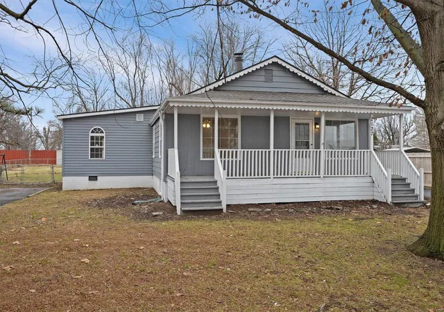 Photo 2 of Sale Pending at 2127 Lynn St, East Saint Louis, IL 62206 | MLS# 25000689 | Listing updated on 2025-03-19