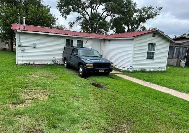 Photo 3 of Single family home for sale at 223 W Mckinley Ave, Bernie, MO 63822 | MLS# 25000697 | Listing updated on 2025-01-06