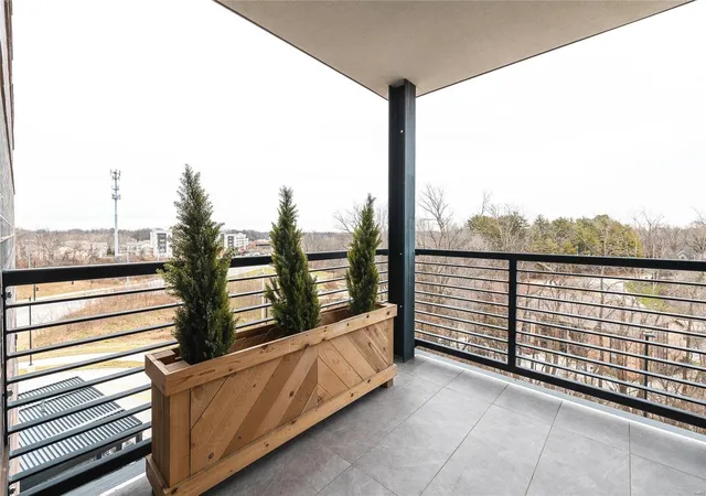Listing Photo 2 - Condo for sale in building located at 100 Quartz Knl, Edwardsville, IL 62025 - Unit #402