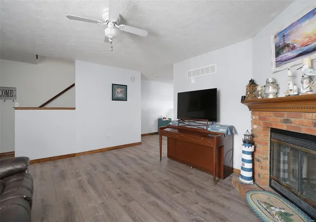 Photo 4 of Townhouse for sale at 215 Deer Holw Ct, O Fallon, MO 63366 | MLS# 25000794 | Listing updated on 2025-01-10