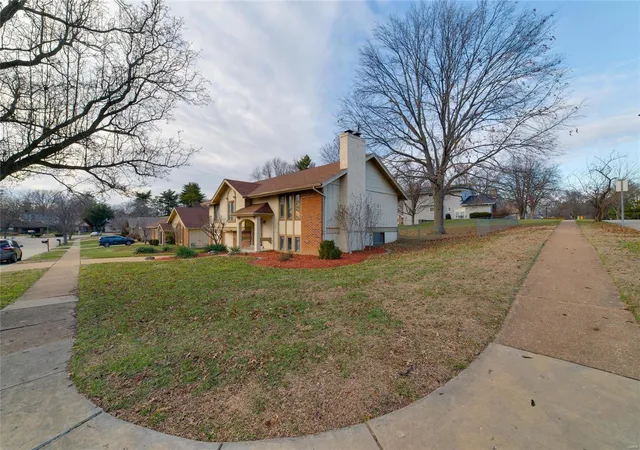 Photo 2 of Single family home for sale at 12853 Castleton Ct, Saint Louis, MO 63141 | MLS# 25000803 | Listing updated on 2025-01-09