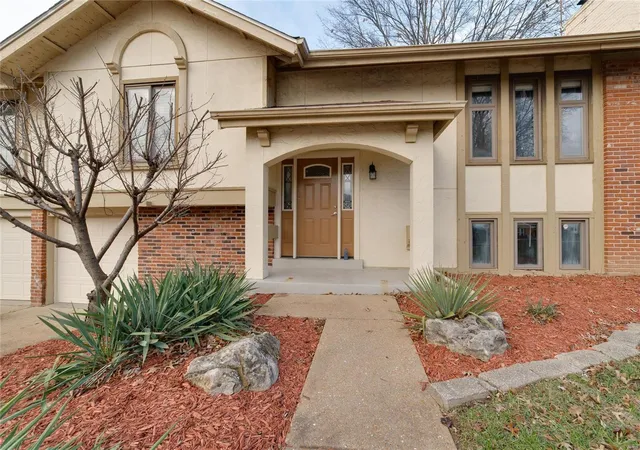 Photo 3 of Single family home for sale at 12853 Castleton Ct, Saint Louis, MO 63141 | MLS# 25000803 | Listing updated on 2025-01-09