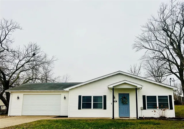 Photo 1 of Single family home for sale at 504 E 4th St, New London, MO 63459 | MLS# 25000808 | Listing updated on 2025-01-07