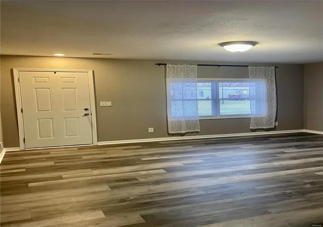 Photo 2 of Single family home for sale at 504 E 4th St, New London, MO 63459 | MLS# 25000808 | Listing updated on 2025-01-07