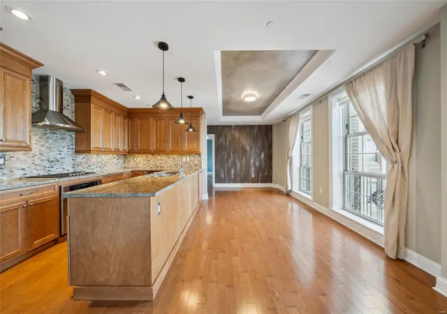 Photo 3 of Condo for sale at 232 N Kingshighway Blvd #1201, Saint Louis, MO 63108 | MLS# 25000826 | Listing updated on 2025-01-13