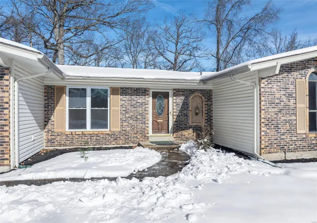 Photo 2 of Single family home for sale at 3321 Ridgeway Dr, Saint Charles, MO 63303 | MLS# 25000833 | Listing updated on 2025-01-10