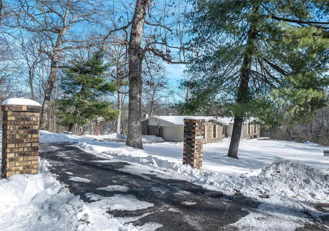 Photo 3 of Single family home for sale at 3321 Ridgeway Dr, Saint Charles, MO 63303 | MLS# 25000833 | Listing updated on 2025-01-10