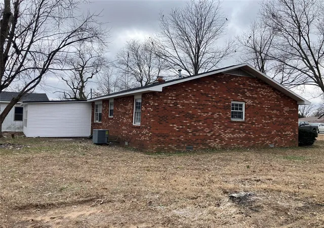 Photo 3 of Single family home for sale at 438 State Hwy 77, Charleston, MO 63834 | MLS# 25000841 | Listing updated on 2025-01-07