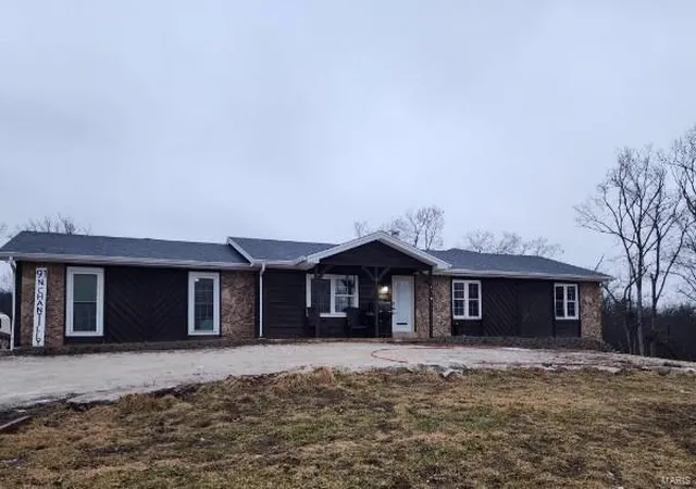Single family home for sale at 91 N Chantilly Rd, Winfield, MO 63389 | MLS# 25000881