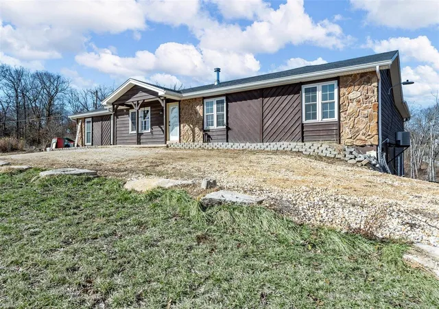 Photo 2 of Single family home for sale at 91 N Chantilly Rd, Winfield, MO 63389 | MLS# 25000881 | Listing updated on 2025-03-25
