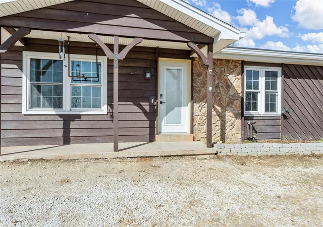 Photo 3 of Single family home for sale at 91 N Chantilly Rd, Winfield, MO 63389 | MLS# 25000881 | Listing updated on 2025-03-25