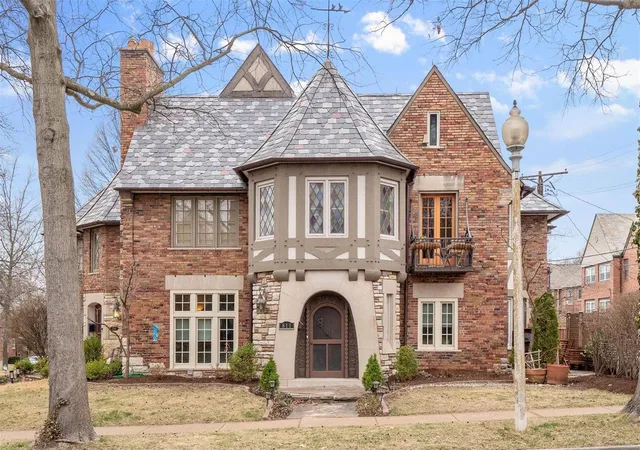Photo 1 of Condo for sale at 811 Glenridge Ave, Saint Louis, MO 63105 | MLS# 25000900 | Listing updated on 2025-02-03