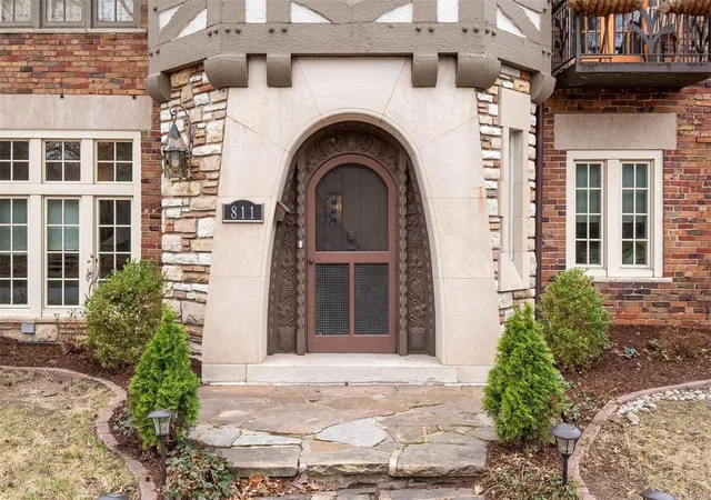 Photo 1 of Condo for sale at 811 Glenridge Ave, Saint Louis, MO 63105 | MLS# 25000900 | Listing updated on 2025-02-03