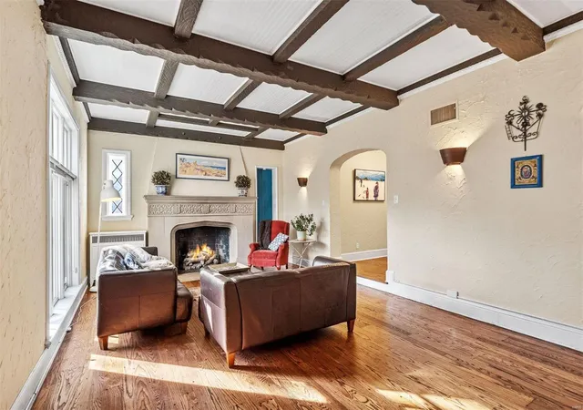 Photo 3 of Condo for sale at 811 Glenridge Ave, Saint Louis, MO 63105 | MLS# 25000900 | Listing updated on 2025-02-03