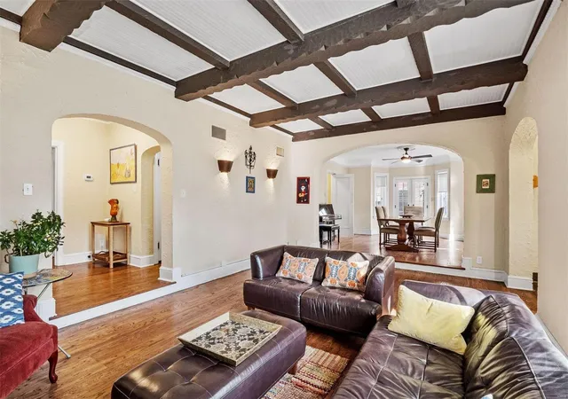 Photo 4 of Condo for sale at 811 Glenridge Ave, Saint Louis, MO 63105 | MLS# 25000900 | Listing updated on 2025-02-03