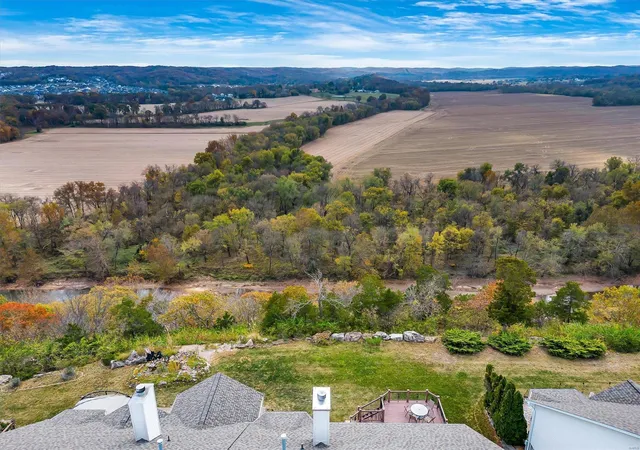 Photo 2 of Single family home for sale at 604 Blfs View Ct, Eureka, MO 63025 | MLS# 25000977 | Listing updated on 2025-03-14