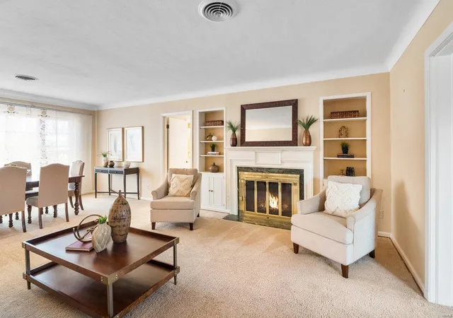 Photo 2 of Single family home for sale at 20 Taylor Woods Dr, Saint Louis, MO 63122 | MLS# 25000997 | Listing updated on 2025-01-30