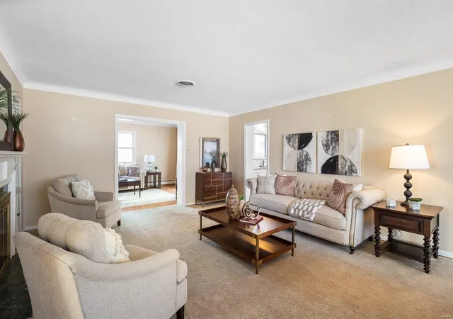 Photo 4 of Single family home for sale at 20 Taylor Woods Dr, Saint Louis, MO 63122 | MLS# 25000997 | Listing updated on 2025-01-30