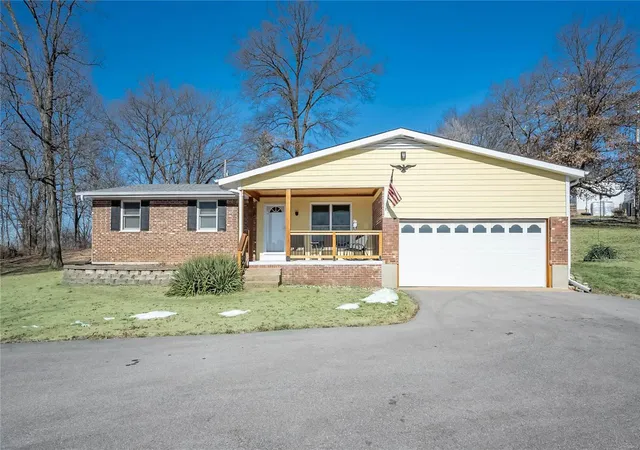 Photo 1 of Single family home for sale at 2915 Ozark Dr, Saint Louis, MO 63122 | MLS# 25001043 | Listing updated on 2025-03-15
