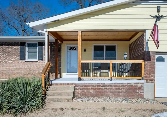Photo 2 of Single family home for sale at 2915 Ozark Dr, Saint Louis, MO 63122 | MLS# 25001043 | Listing updated on 2025-03-15
