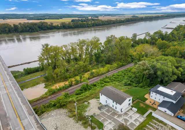 1st image of 902 Missouri Ave, Washington, MO 63090 | MLS# 25001075