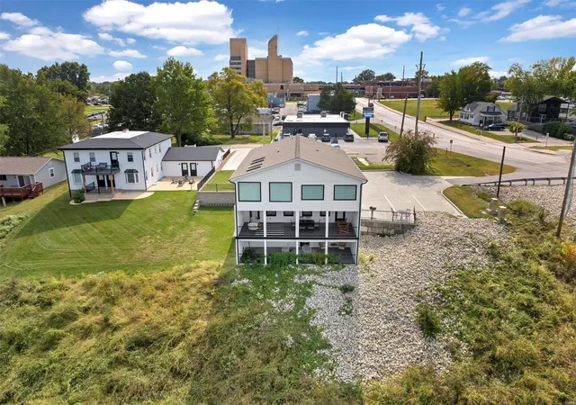 2nd image of 902 Missouri Ave, Washington, MO 63090 | MLS# 25001075