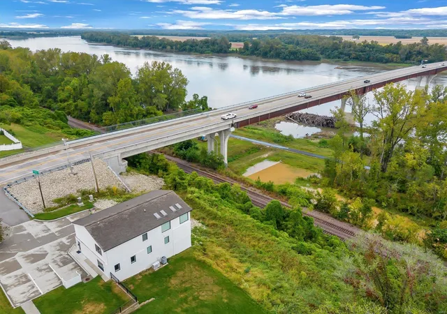 3rd image of 902 Missouri Ave, Washington, MO 63090 | MLS# 25001075