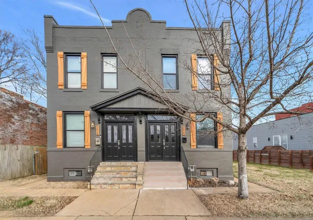 Townhouse for sale at 2811 Hickory St, Saint Louis, MO 63104 | MLS# 25001077