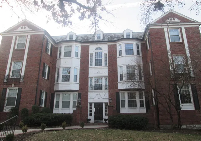Photo 1 of Condo for sale at 7520 Oxford Dr #3E, Saint Louis, MO 63105 | MLS# 25001113 | Listing updated on 2025-01-23
