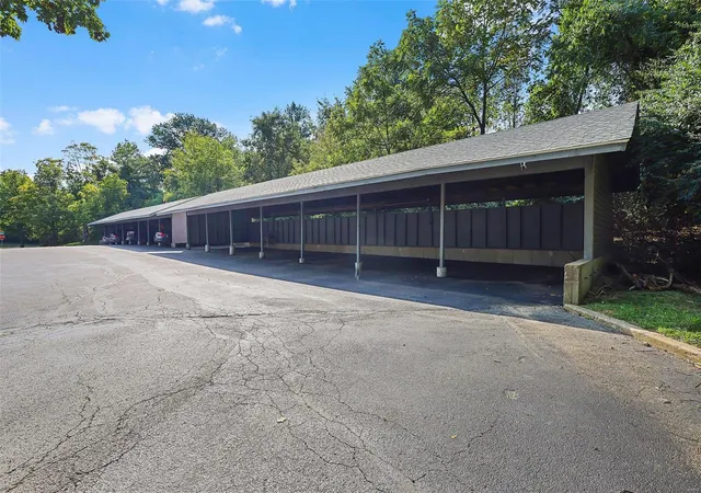 2nd image of 1329 Prospect Vlg Ln, Ballwin, MO 63021