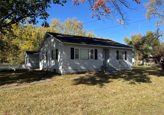 Photo 1 of Single family home for sale at 983 W Chestnut St, Kahoka, MO 63445 | MLS# 25001224 | Listing updated on 2025-03-17