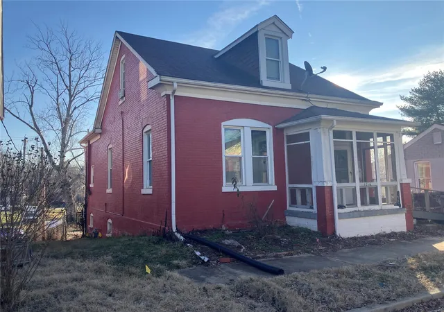Photo 2 of Single family home for sale at 1016 S Charles St, Belleville, IL 62220 | MLS# 25001250 | Listing updated on 2025-02-27