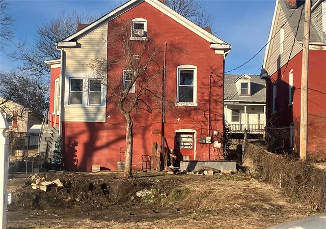 Photo 4 of Single family home for sale at 1016 S Charles St, Belleville, IL 62220 | MLS# 25001250 | Listing updated on 2025-02-27