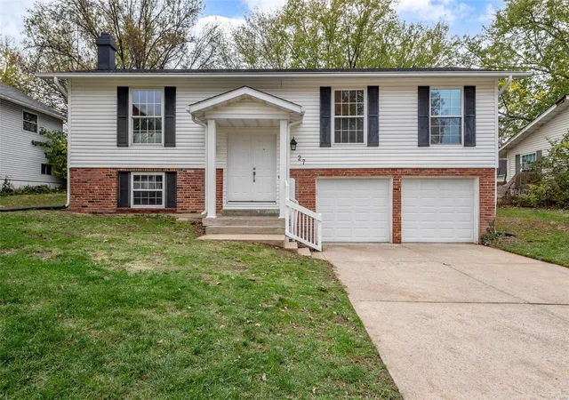 Photo 1 of Single family home for sale at 27 Jane Dr, Saint Peters, MO 63376 | MLS# 25001345 | Listing updated on 2025-01-17