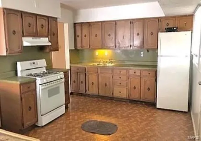Photo 3 of Single family home for sale at 300 Shepley Dr, Saint Louis, MO 63137 | MLS# 25001421 | Listing updated on 2025-03-19
