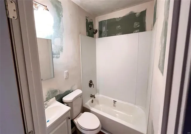 Photo 14 of Single family home for sale at 3222 W Tennyson Ave, Saint Louis, MO 63114 | MLS# 25001447 | Listing updated on 2025-01-10