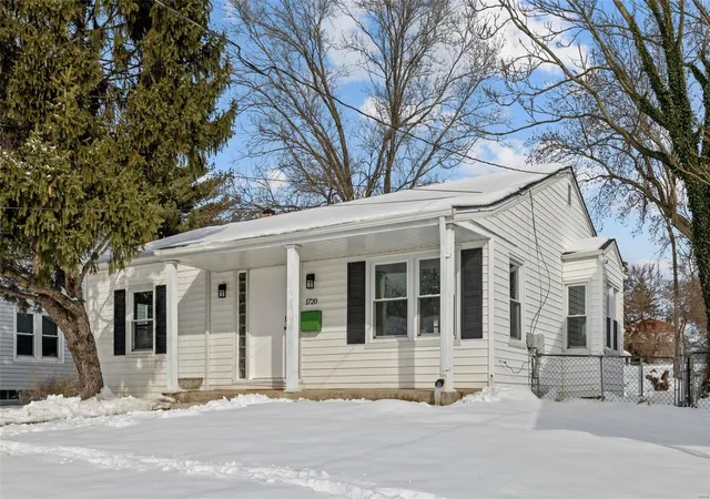 Photo 2 of Single family home for sale at 1720 Gallaher Ave, Saint Charles, MO 63301 | MLS# 25001476 | Listing updated on 2025-01-10