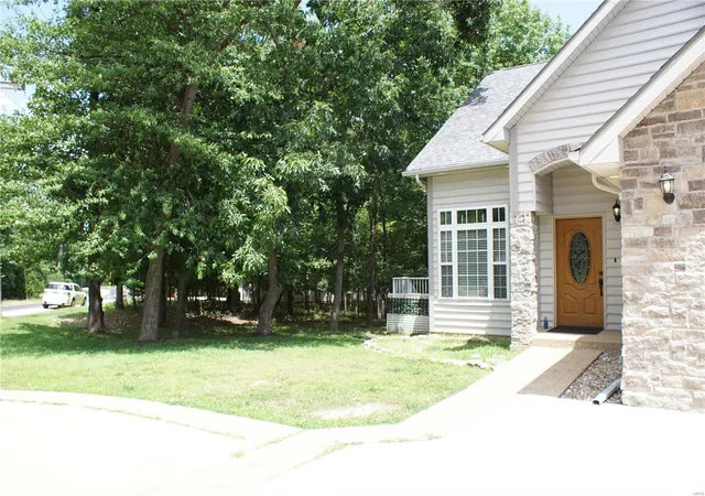 Photo 2 of Single family home for sale at 10 Anemone Rd, Lake Ozark, MO 65049 | MLS# 25001585 | Listing updated on 2025-01-10