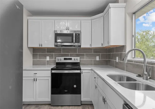 Photo 3 of Single family home for sale at 401 S Ballas Rd, Saint Louis, MO 63122 | MLS# 25001591 | Listing updated on 2025-03-13