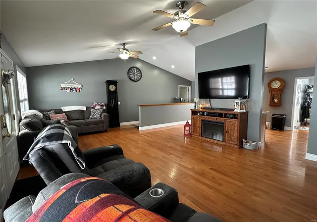 Photo 3 of Single family home for sale at 121 Stull Dr, Benton, MO 63736 | MLS# 25001769 | Listing updated on 2025-01-14