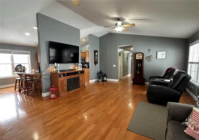 Photo 3 of Single family home for sale at 121 Stull Dr, Benton, MO 63736 | MLS# 25001769 | Listing updated on 2025-01-14